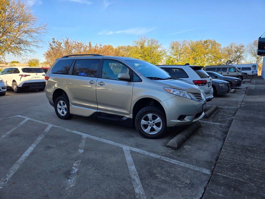 Used 2015 Toyota Sienna LE - VMI Side Entry Entry In Floor Automatic Ramp