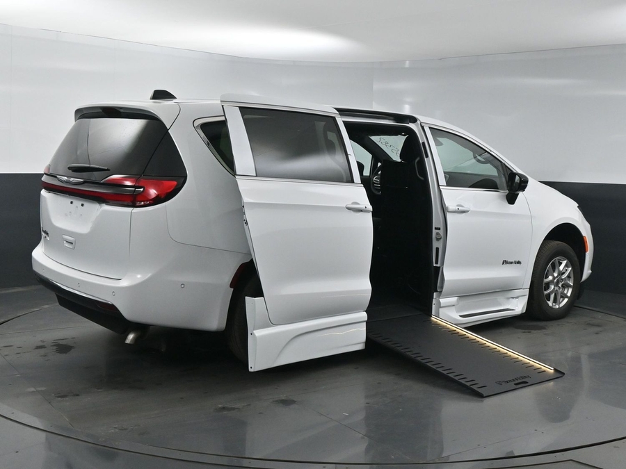 New 2025 Chrysler Pacifica SELECT PLUS - BraunAbility Side Entry Entry In Floor Automatic Ramp