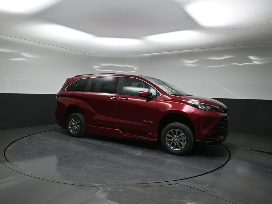 New 2025 Toyota Sienna Hybrid XLE Plus - BraunAbility Side Entry Entry In Floor Automatic Ramp