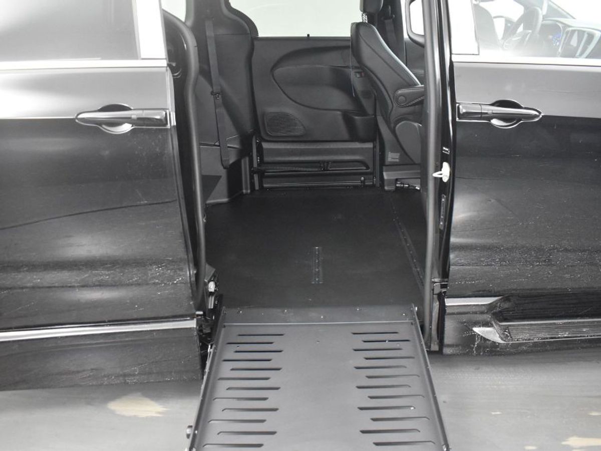 Black Chrysler Pacifica image number 11