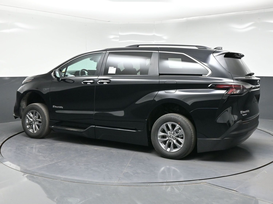 Black Toyota Sienna image number 3