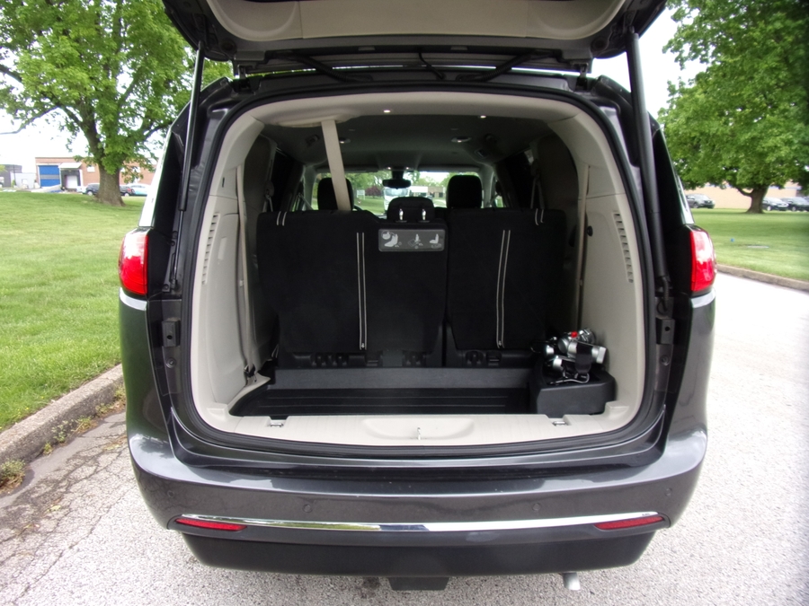 Grey Chrysler Pacifica image number 18