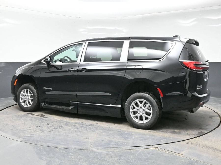 Black Chrysler Pacifica image number 3