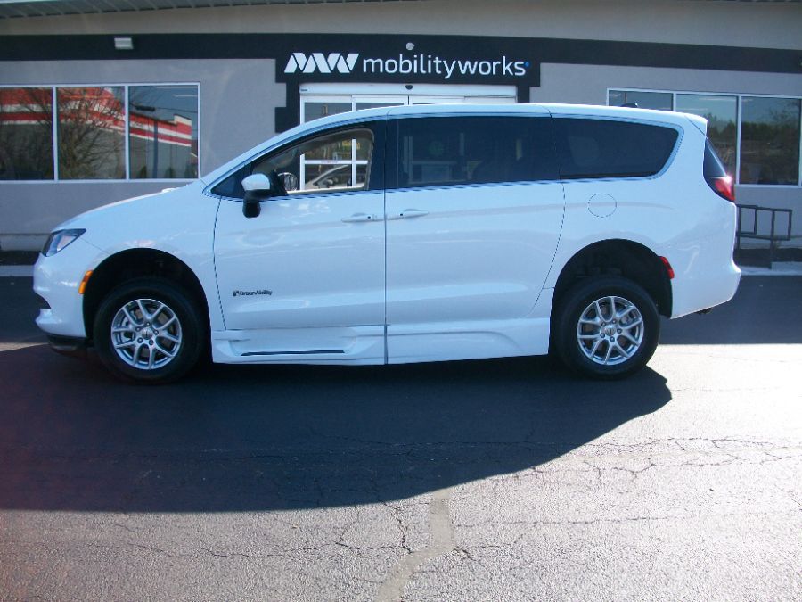 White Chrysler Voyager image number 3
