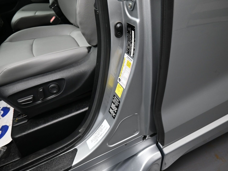 Silver Toyota Sienna image number 21