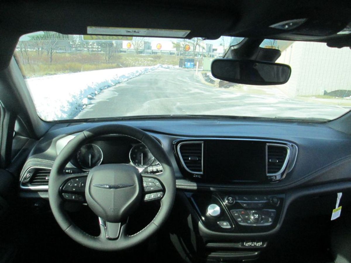 Black Chrysler Pacifica image number 7