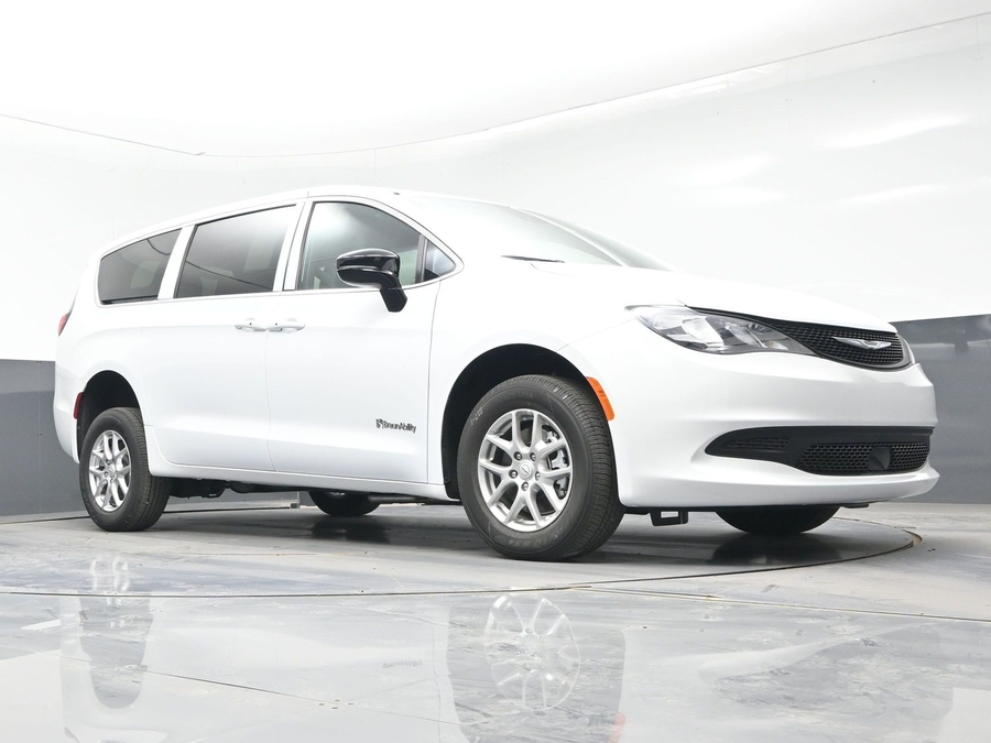 White Chrysler Voyager image number 17