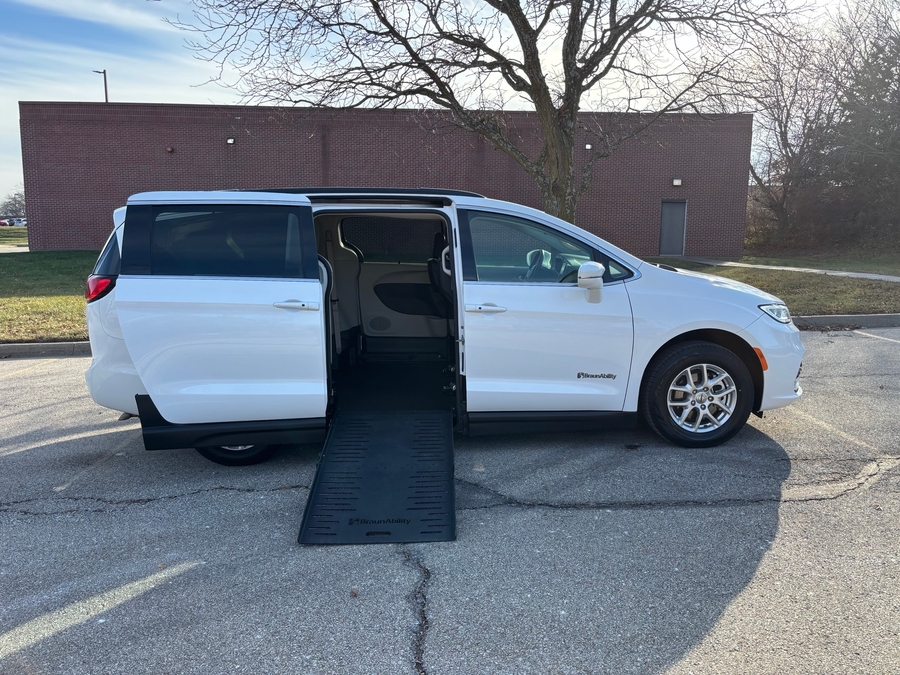 Used 2022 Chrysler Pacifica Touring L - BraunAbility Side Entry Entry Fold Out Manual Ramp