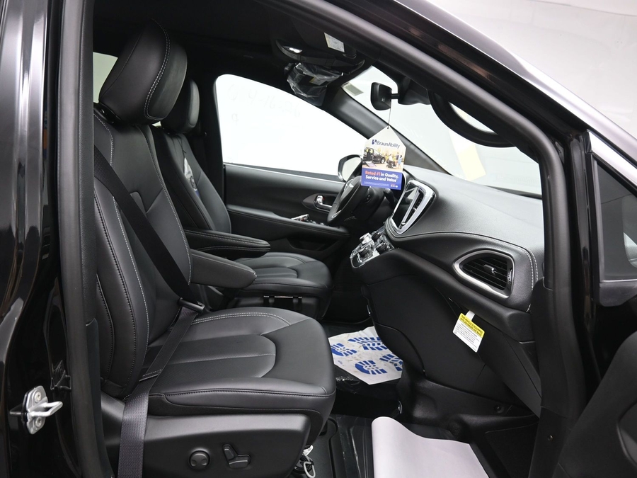 New 2026 Chrysler Pacifica Select Plus - BraunAbility Side Entry In Floor Automatic Ramp