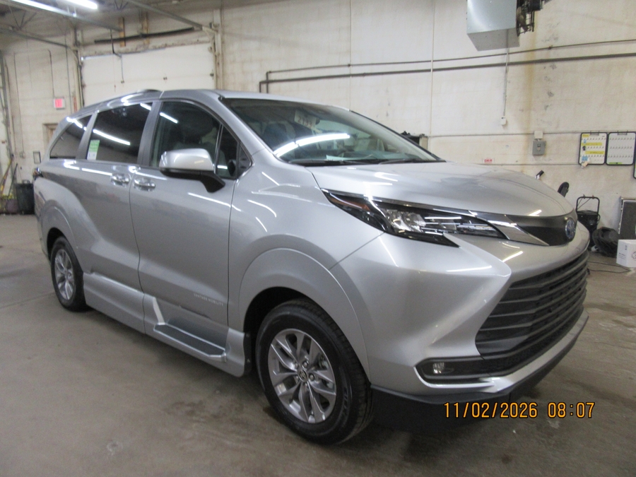 Silver Toyota Sienna image number 13