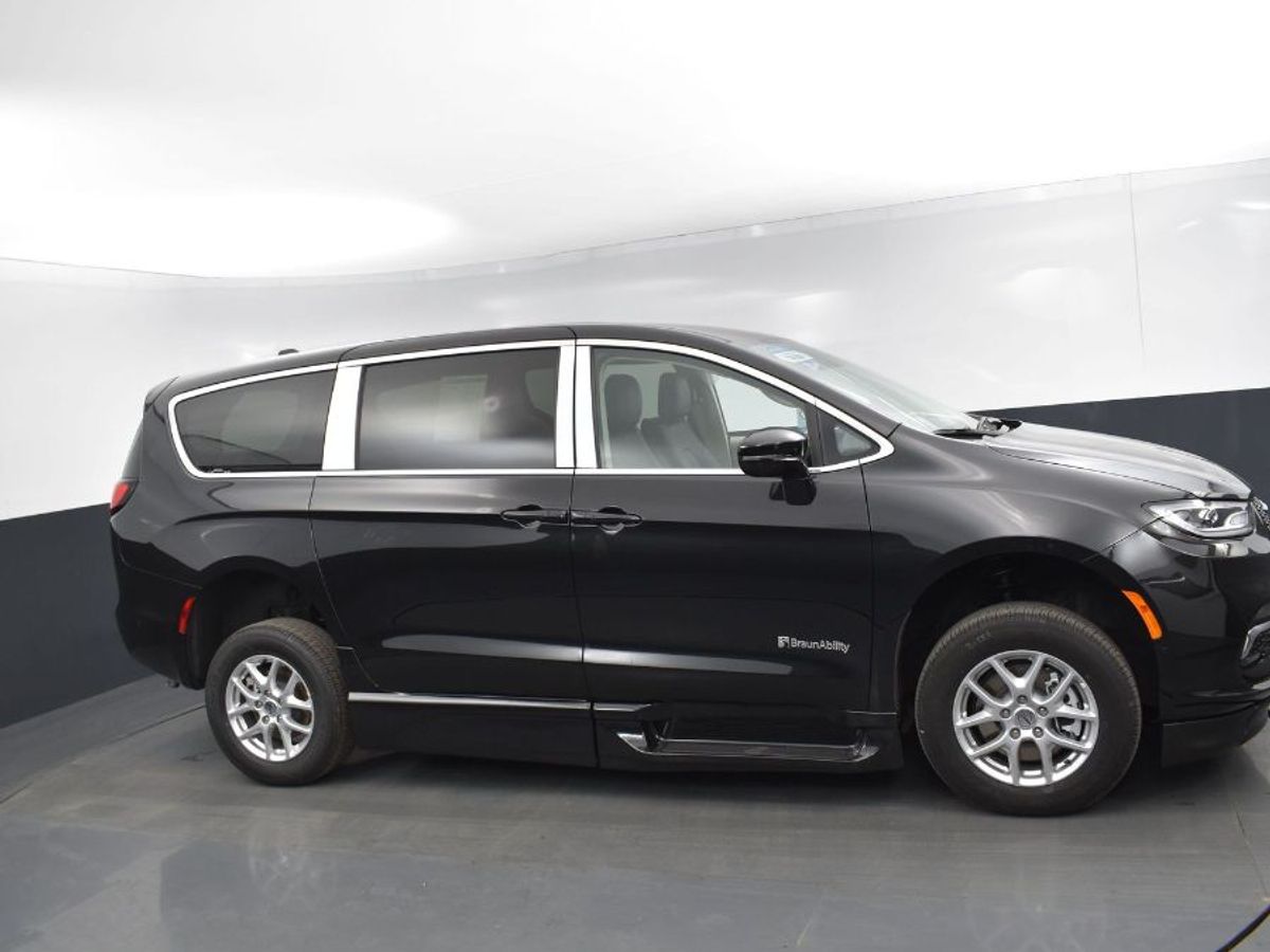Black Chrysler Pacifica image number 8