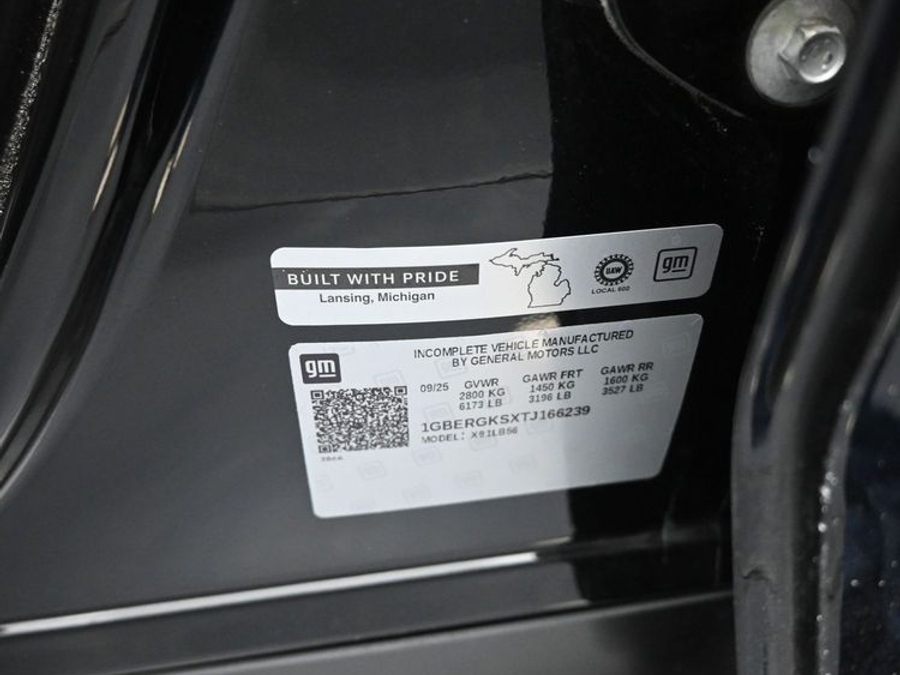 Black Chevrolet Traverse image number 15