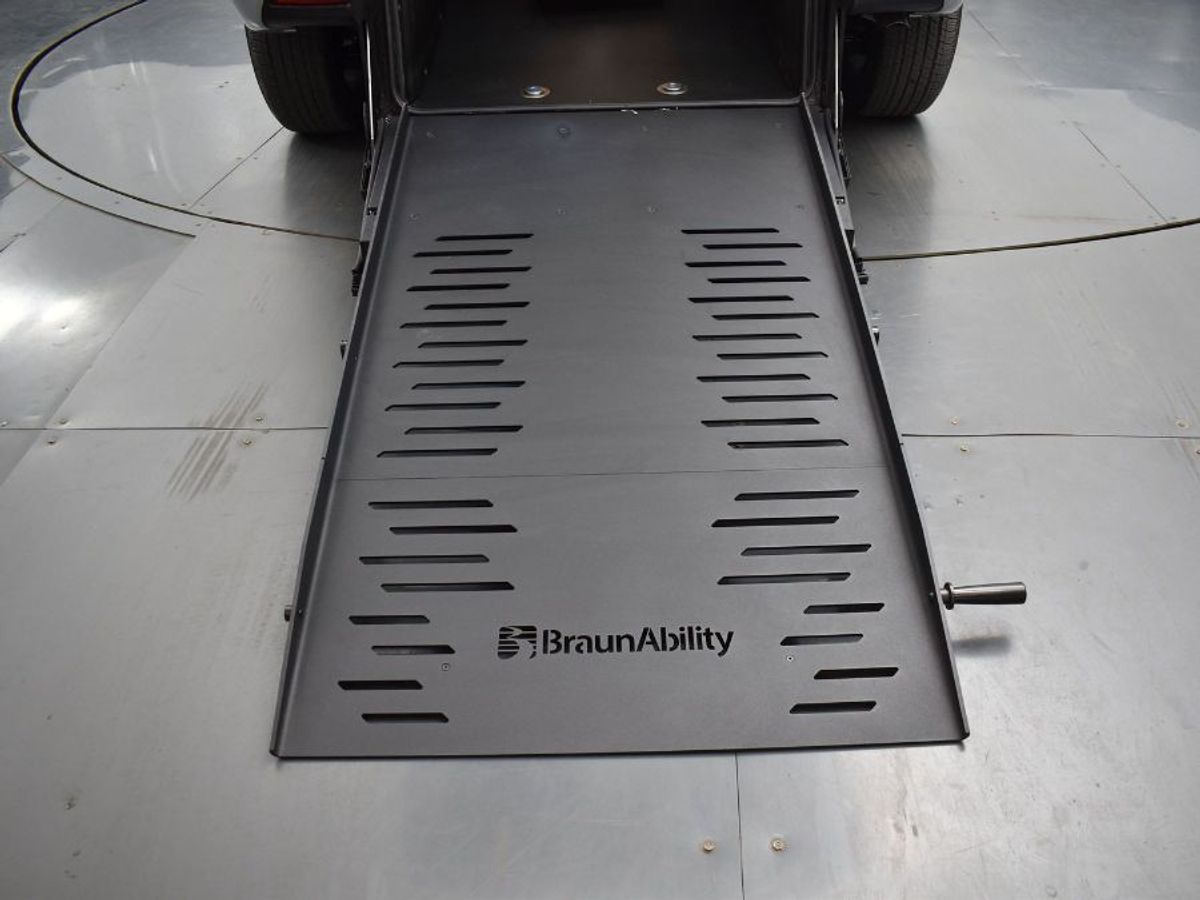 Silver Chrysler Pacifica image number 22