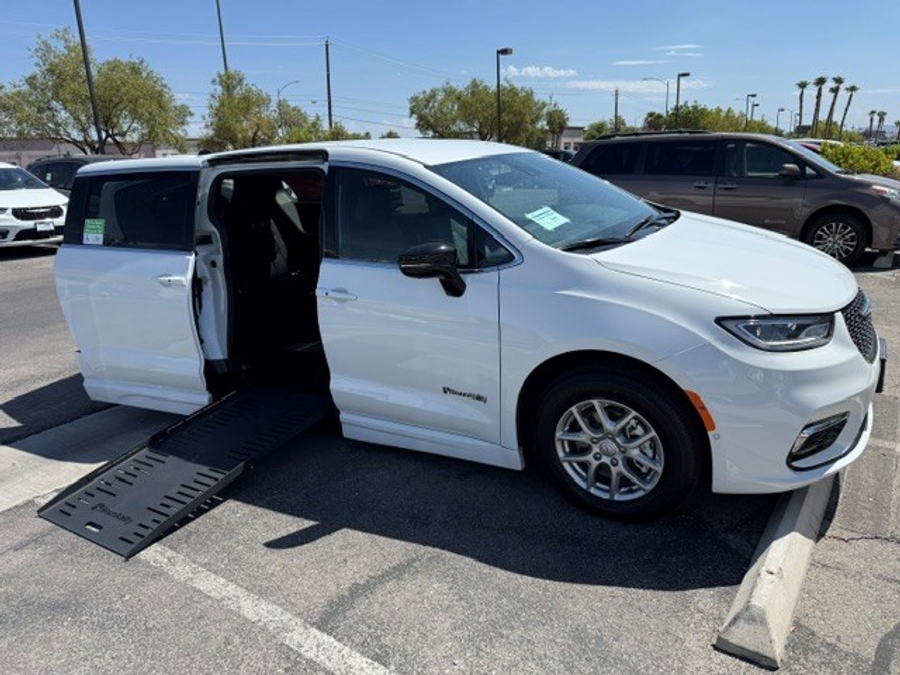 White Chrysler Pacifica image number 11