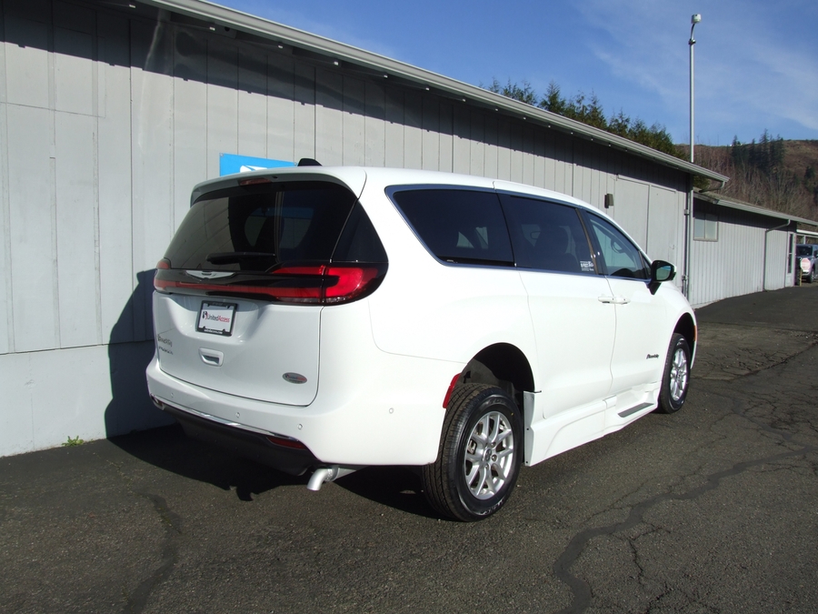 Used 2023 Chrysler Pacifica Touring L Safety - BraunAbility Side Entry Entry In Floor Automatic Ramp