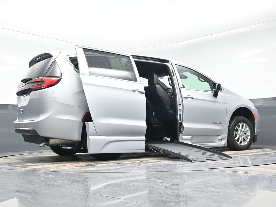 Silver Chrysler Pacifica image number 15