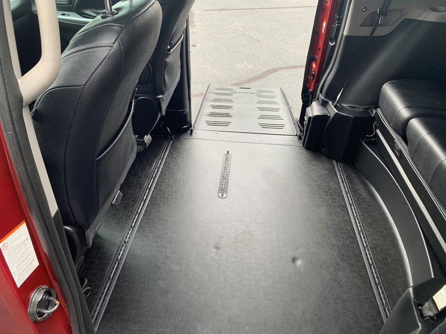 Used 2020 Toyota Sienna SE - BraunAbility Side Entry Entry Fold Out Automatic Ramp