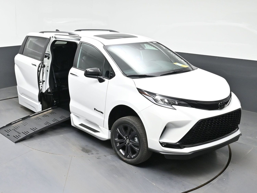 New 2026 Toyota Sienna Hybrid XSE Sport - BraunAbility Side Entry Entry Fold Out Automatic Ramp