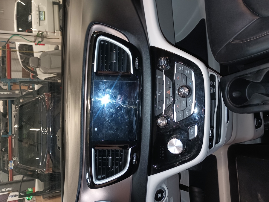 Brown Chrysler Pacifica image number 14