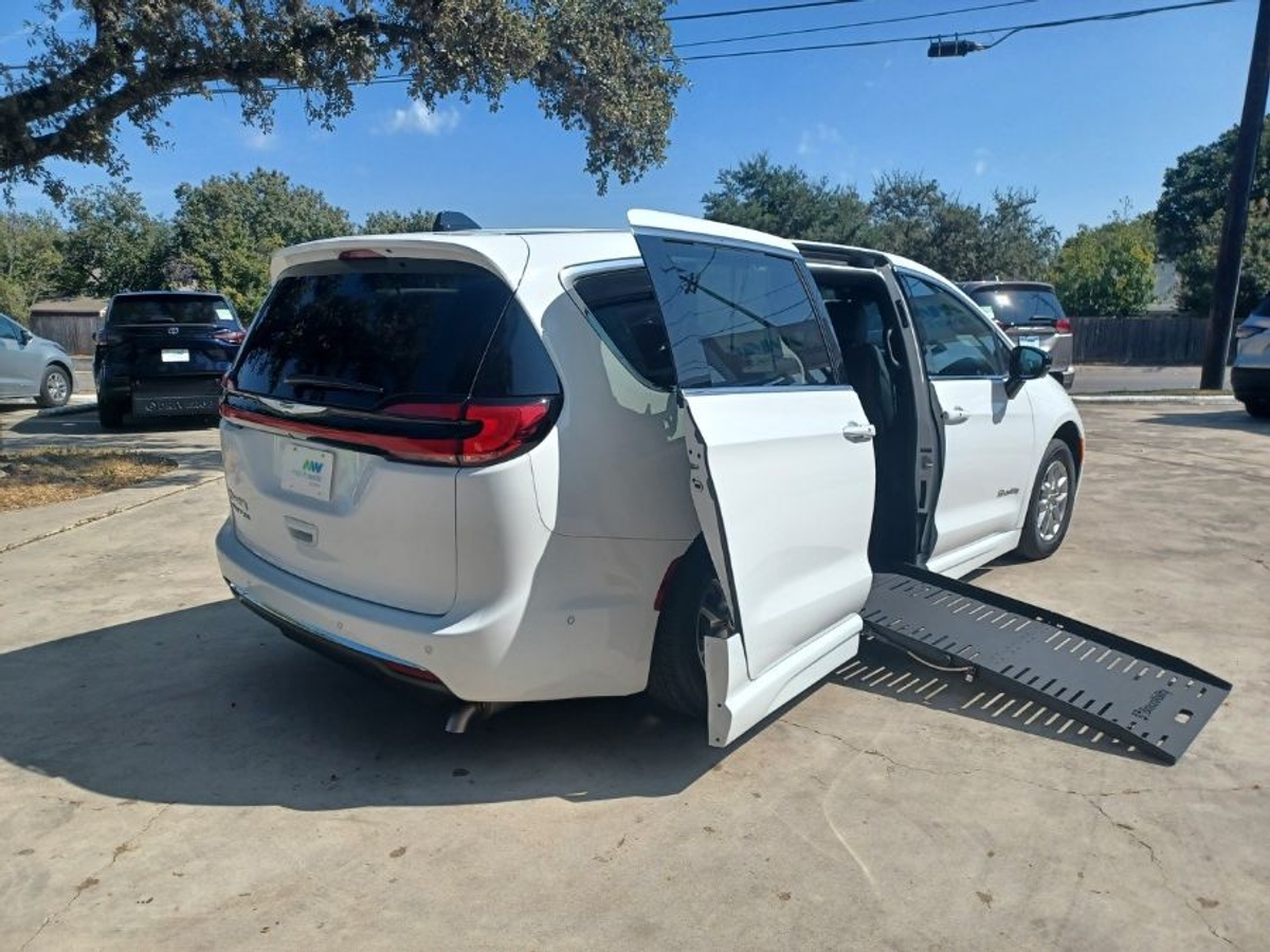 White Chrysler Pacifica image number 2