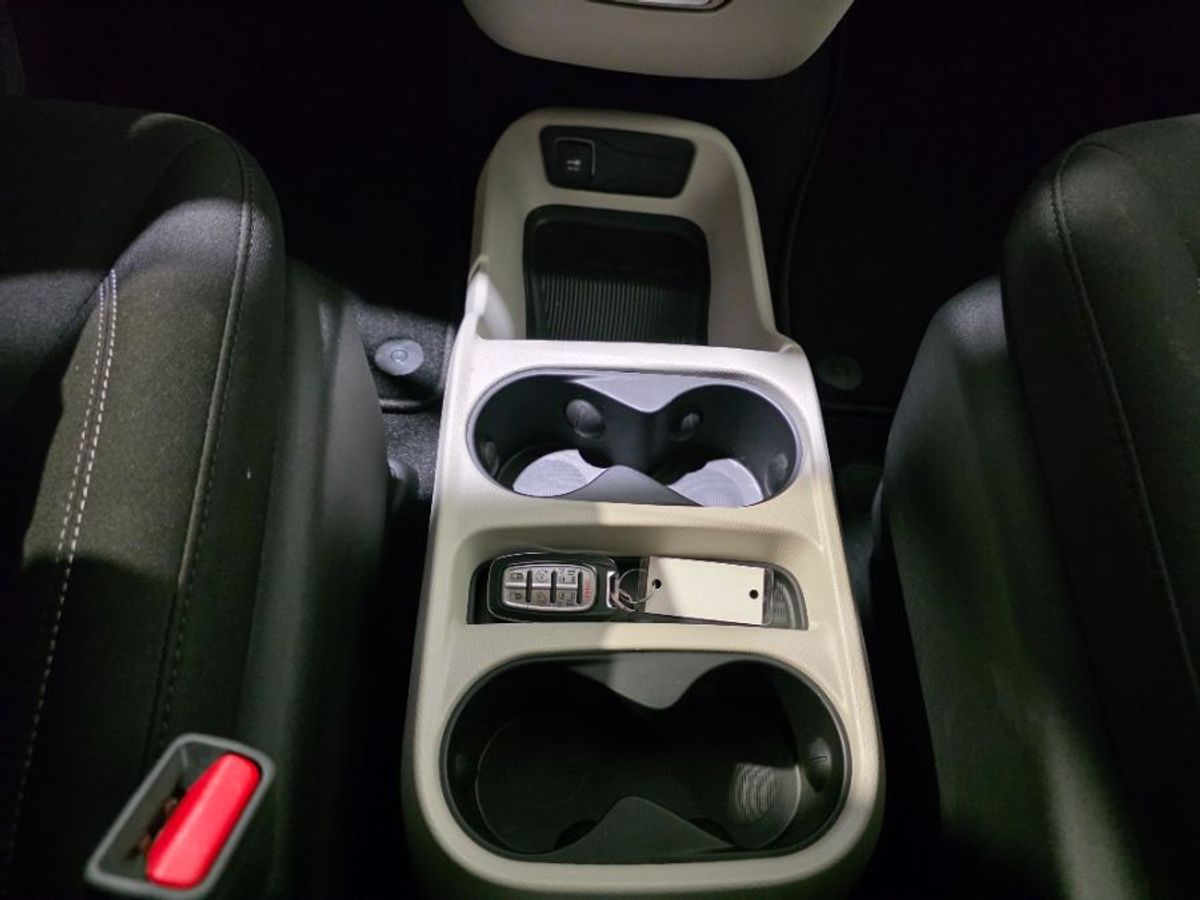 White Chrysler Voyager image number 30