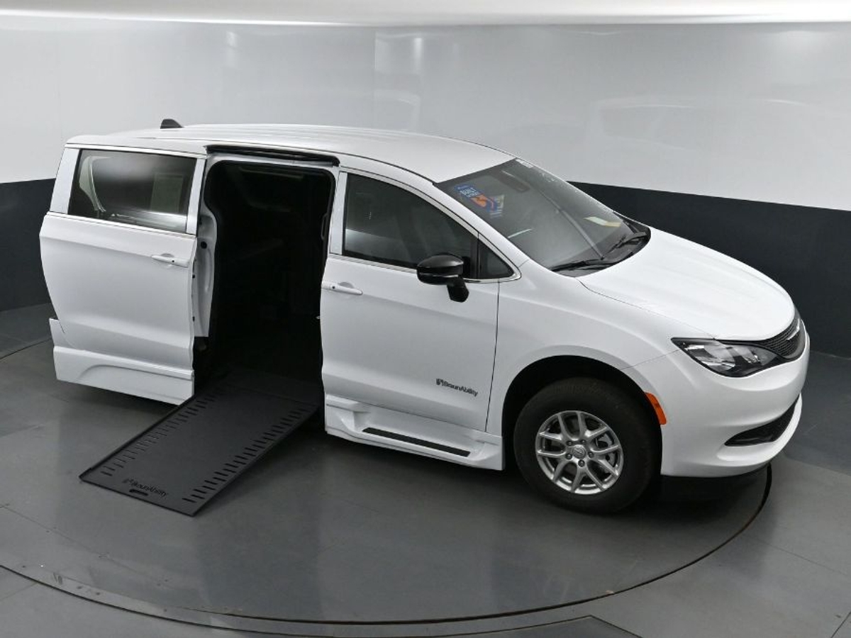 White Chrysler Voyager image number 21