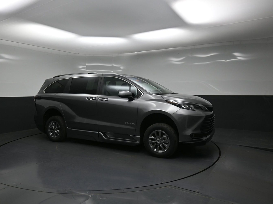 New 2026 Toyota Sienna Hybrid XLE Base - BraunAbility Side Entry Fold Out Automatic Ramp