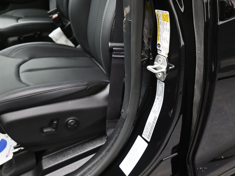 Black Chrysler Pacifica image number 16