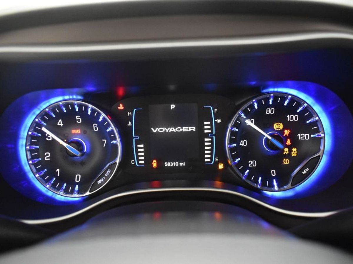 Grey Chrysler Voyager image number 15