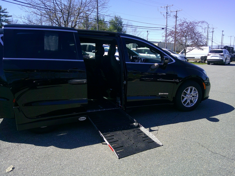 Black Chrysler Pacifica image number 2