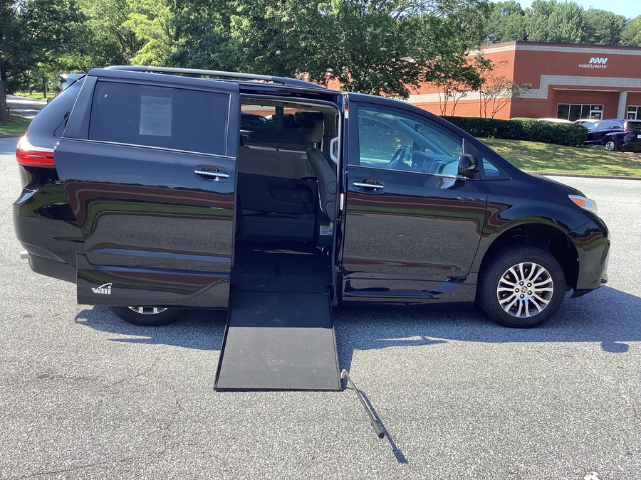 2020 Toyota Sienna XLE - Photo 11