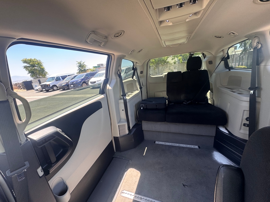  Dodge Grand Caravan image number 4