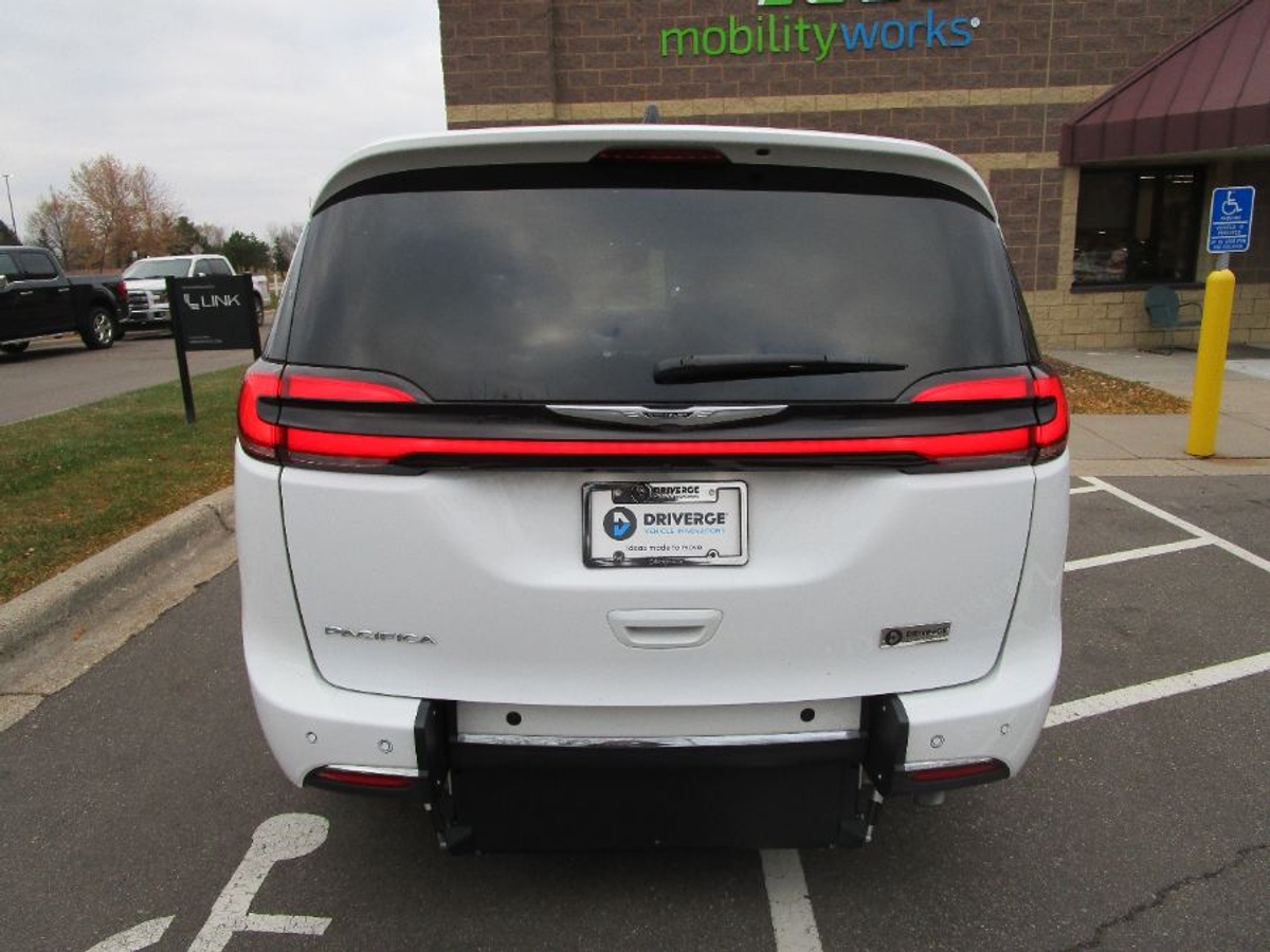 2024 CHRYSLER PACIFICA - Image 1
