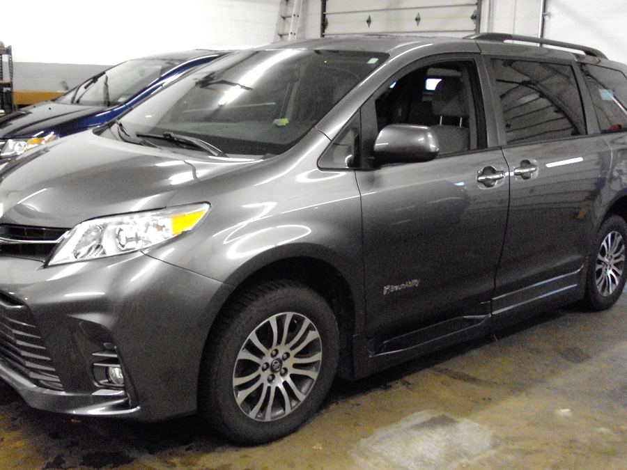 Used 2020 Toyota Sienna XLE Base - BraunAbility Side Entry Entry In Floor Automatic Ramp
