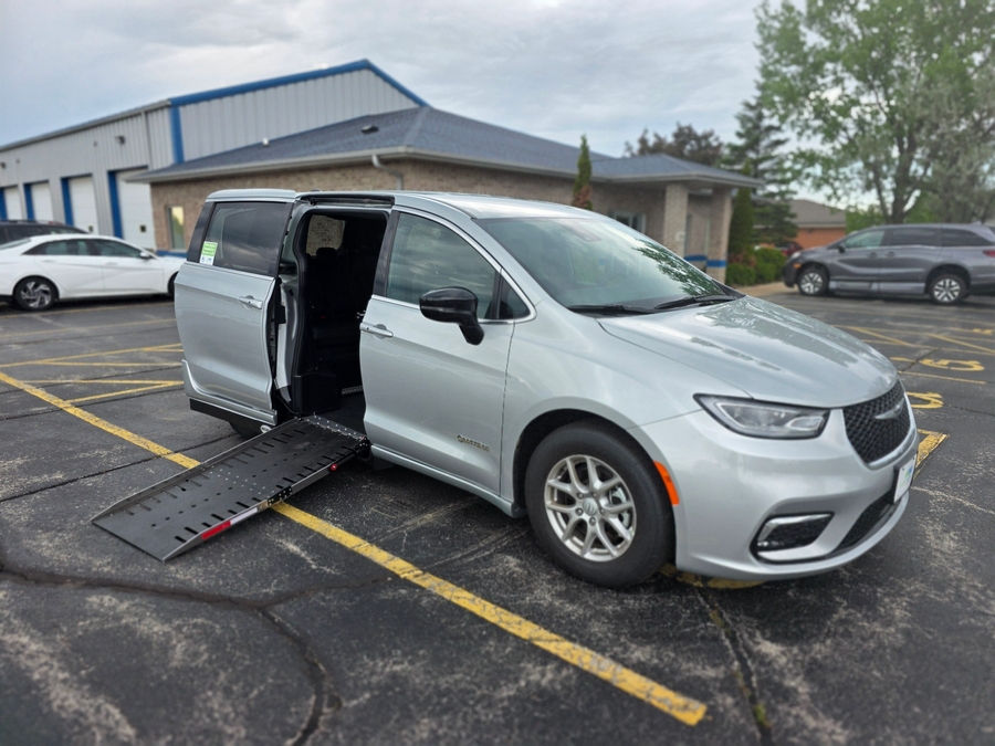 2026 Chrysler Pacifica Select's photo
