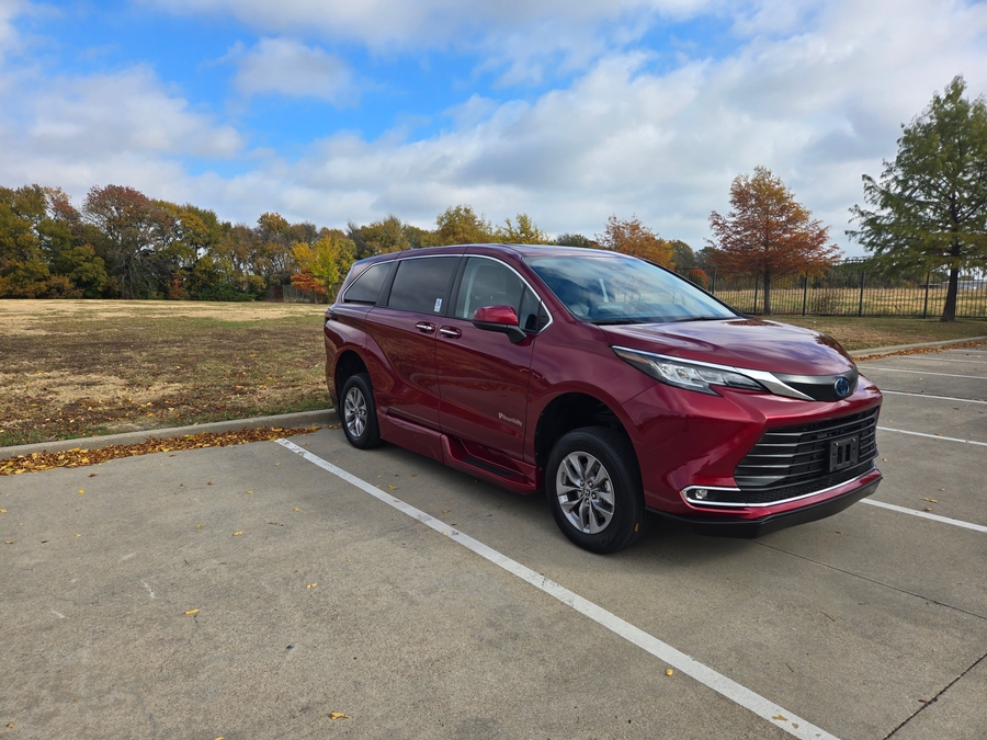 Used 2022 Toyota Sienna Hybrid XLE Base - BraunAbility Side Entry Entry Fold Out Automatic Ramp