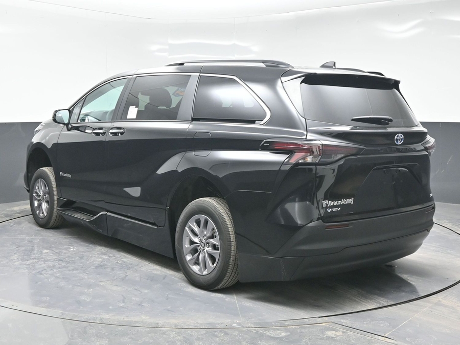 Black Toyota Sienna image number 4