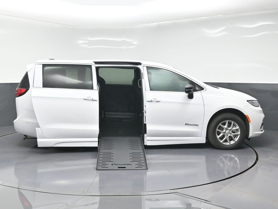 White Chrysler Pacifica image number 7