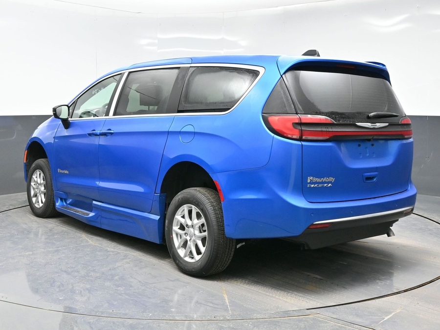 Blue Chrysler Pacifica image number 4
