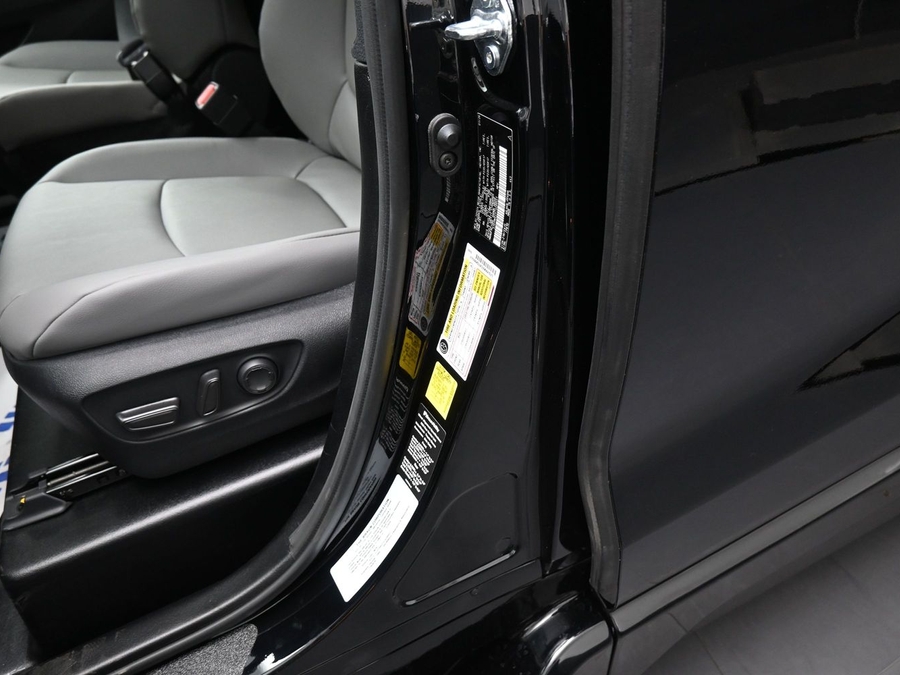 Black Toyota Sienna image number 22