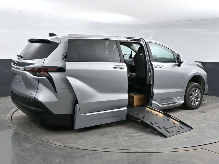 New 2025 Toyota Sienna Hybrid XLE Base - BraunAbility Side Entry Entry Fold Out Automatic Ramp