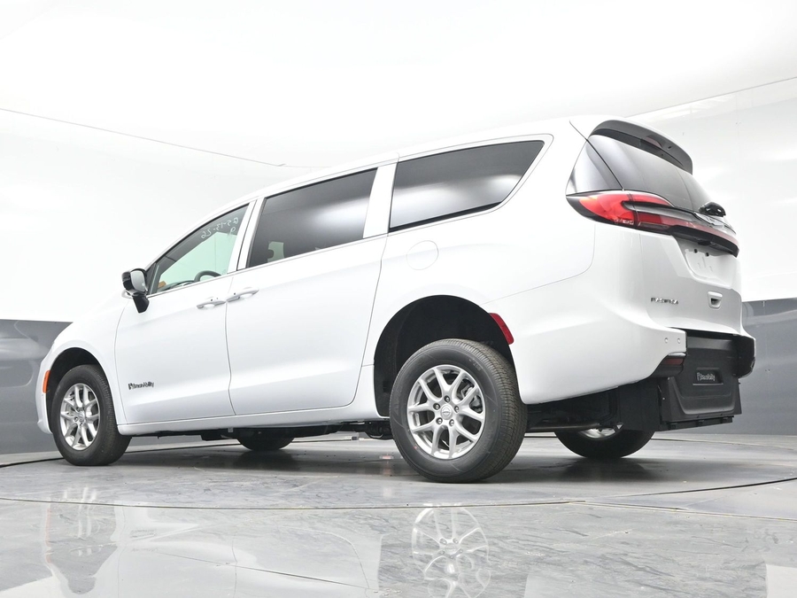 White Chrysler Pacifica image number 19