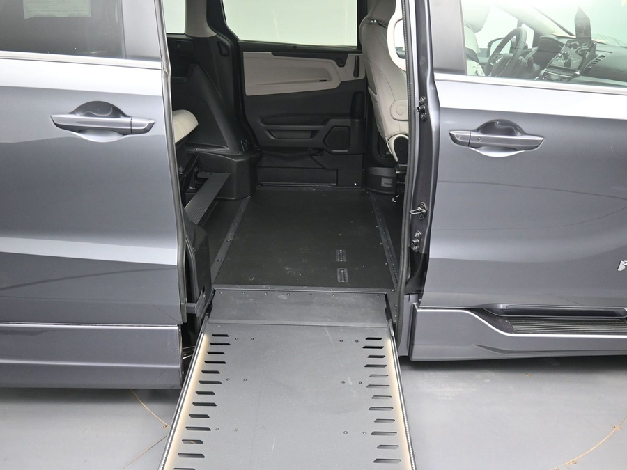 Grey Honda Odyssey image number 22