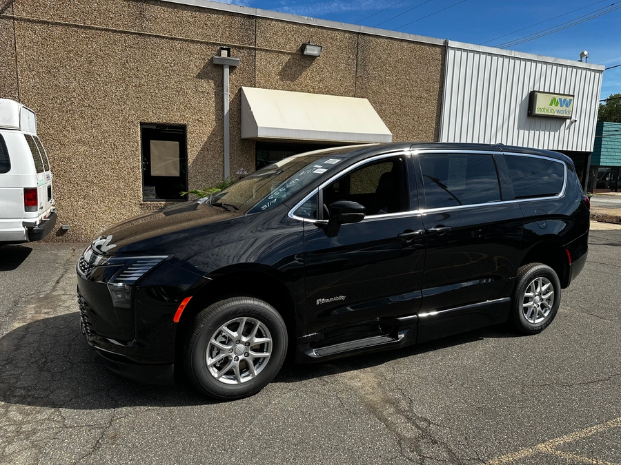Black Chrysler Pacifica image number 34