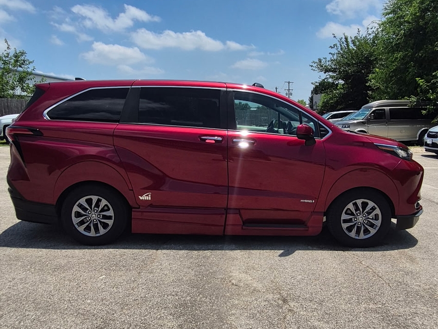 Red Toyota Sienna image number 5