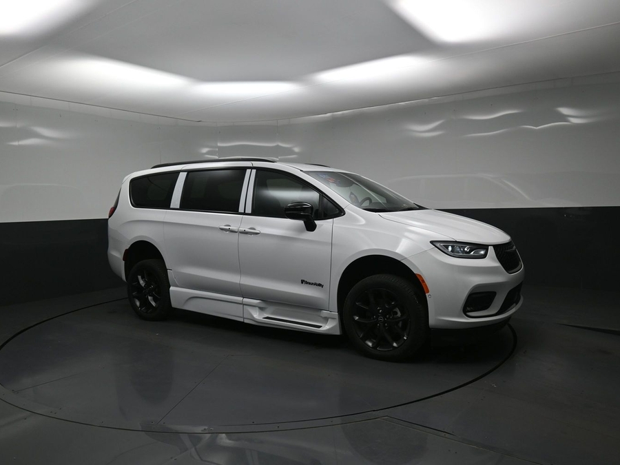 White Chrysler Pacifica image number 9