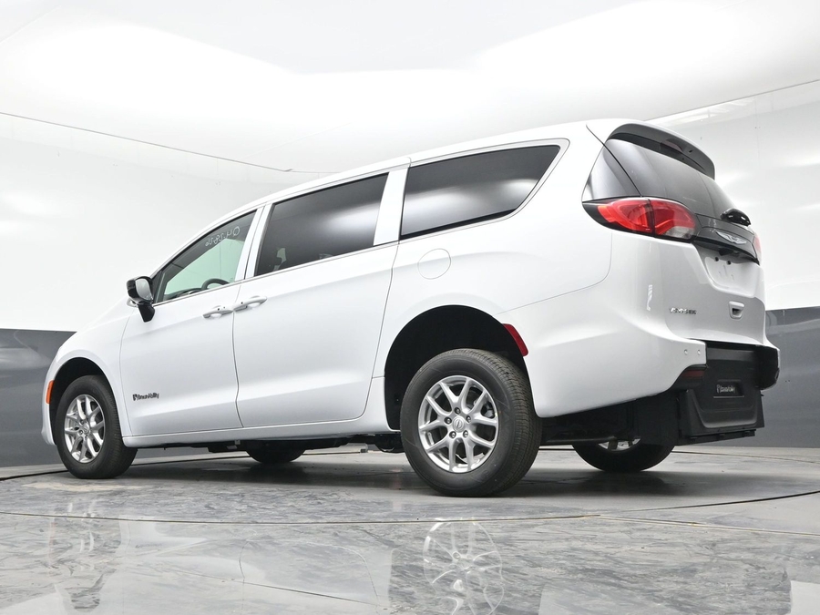 White Chrysler Voyager image number 19