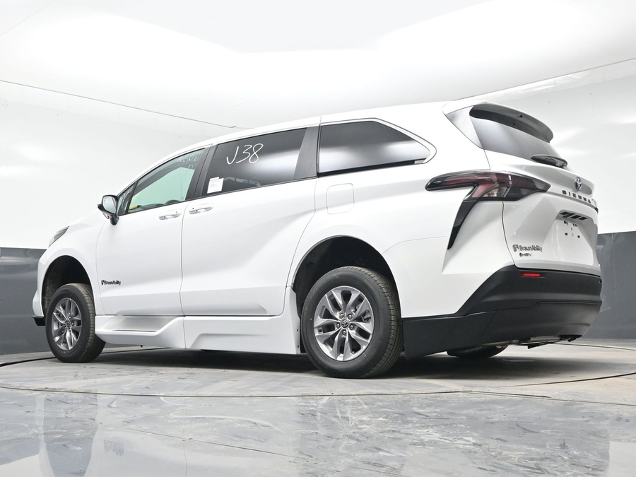 New 2025 Toyota Sienna Hybrid LE - BraunAbility Side Entry Entry Fold Out Automatic Ramp