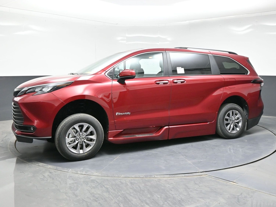 New 2026 Toyota Sienna Hybrid XLE Base - BraunAbility Side Entry In Floor Automatic Ramp