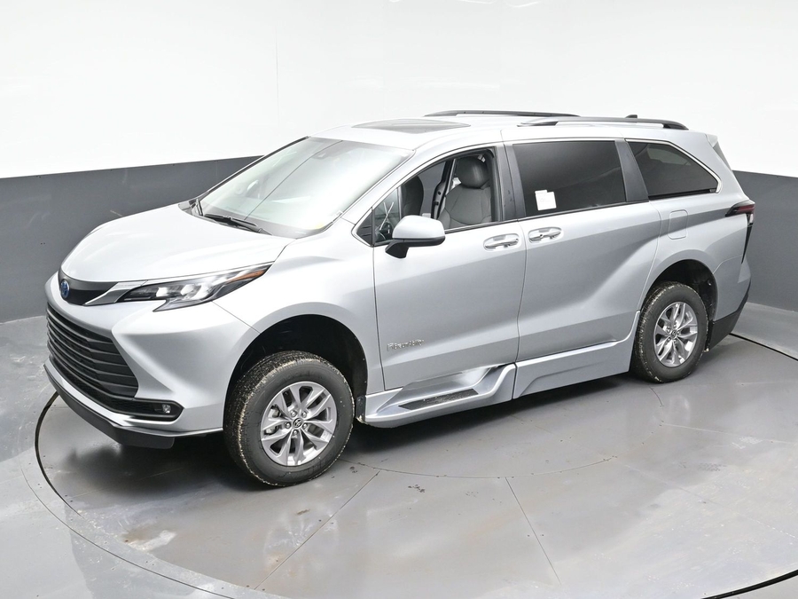 Silver Toyota Sienna image number 9